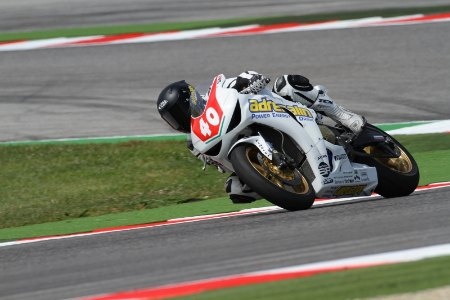 Folyamatosan javította az idejét az első nap Misanóban a Superstock 1000-es sorozatban induló Adrenalin H-Moto Team motorosa