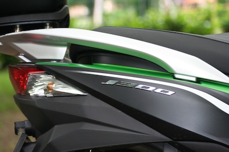 Egy Ninja robogója - Kawasaki J300 teszt