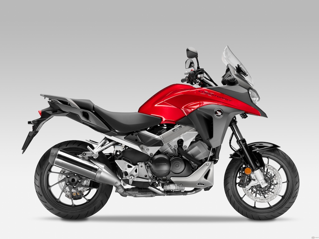 Frissül a Honda V4-es prémium sport-túramotorja: 2015 VFR800X Crossrunner