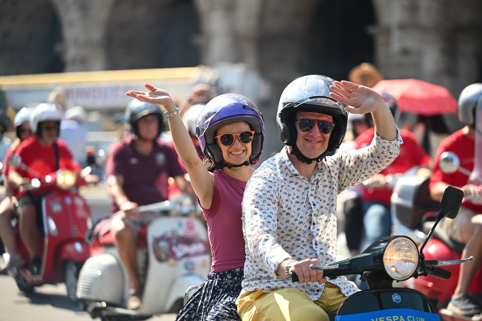 25 ezer Vespa vonult végig Rómán a márka 80. születésnapján