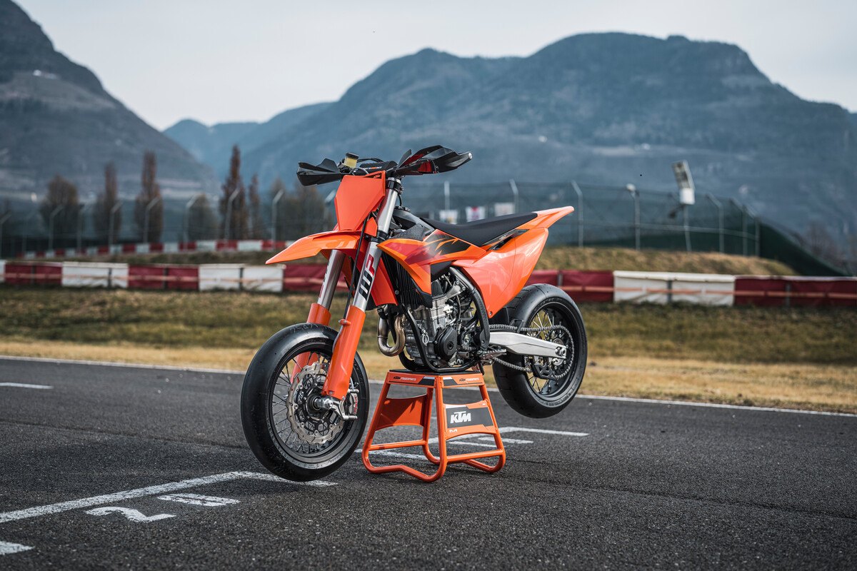 KTM 450 SMR 2027: új külsővel jön a verseny-supermoto
