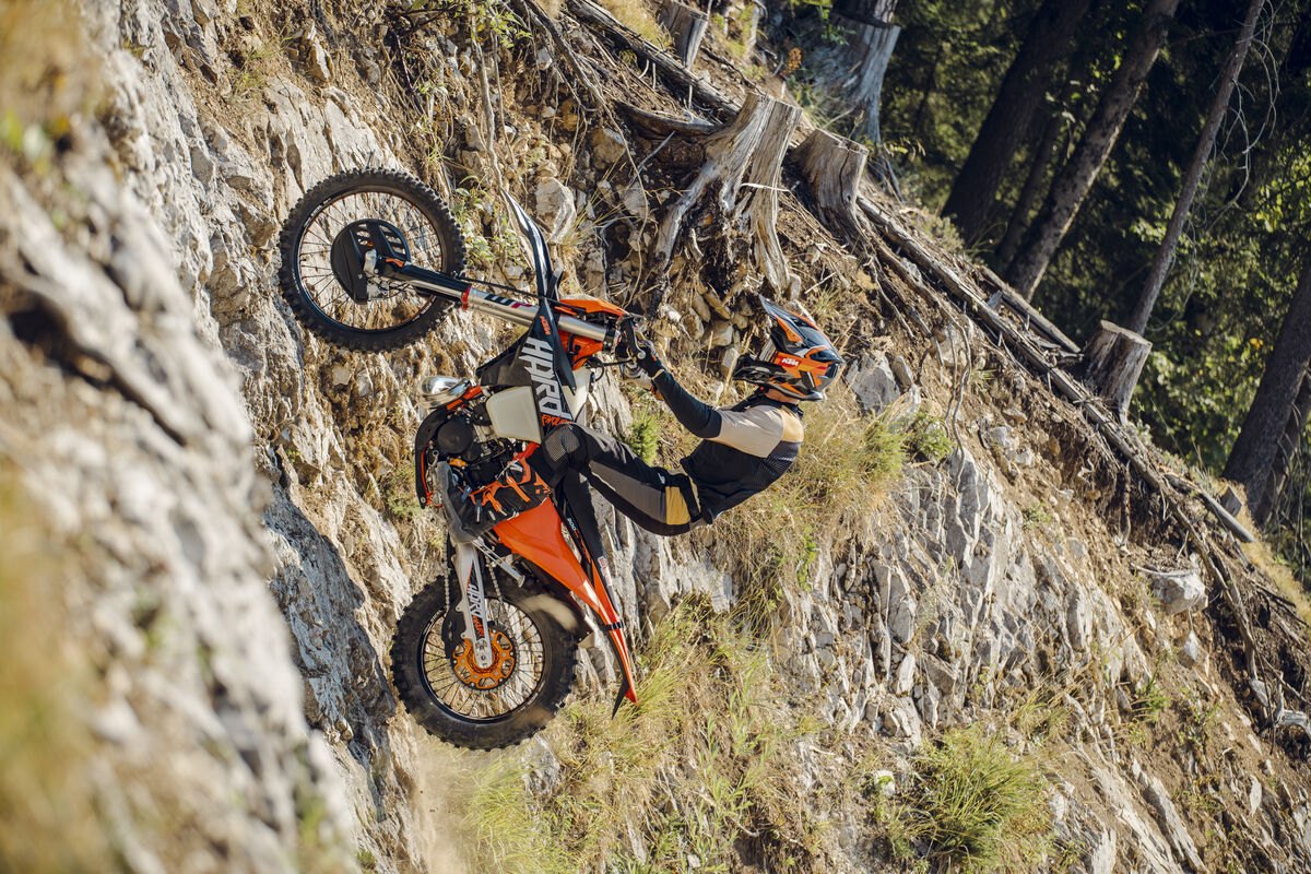 KTM 300 EXC HARDENDURO 2027: gyári extrákkal a legnehezebb terepre