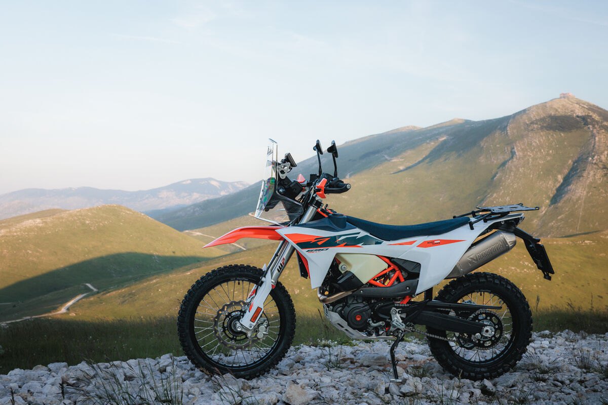Visszatér a klasszikus KTM-rallyrecept: itt a 2027-es 690 Rally